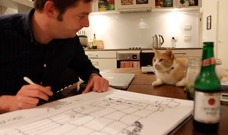 猫のために手作りタワーを作る飼い主さん