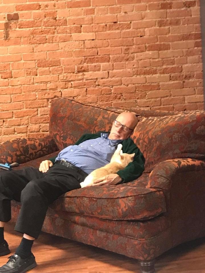 猫と眠るおじいちゃん