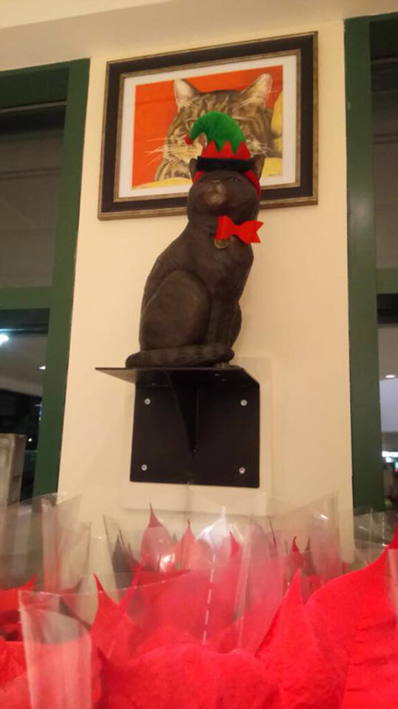 猫の銅像