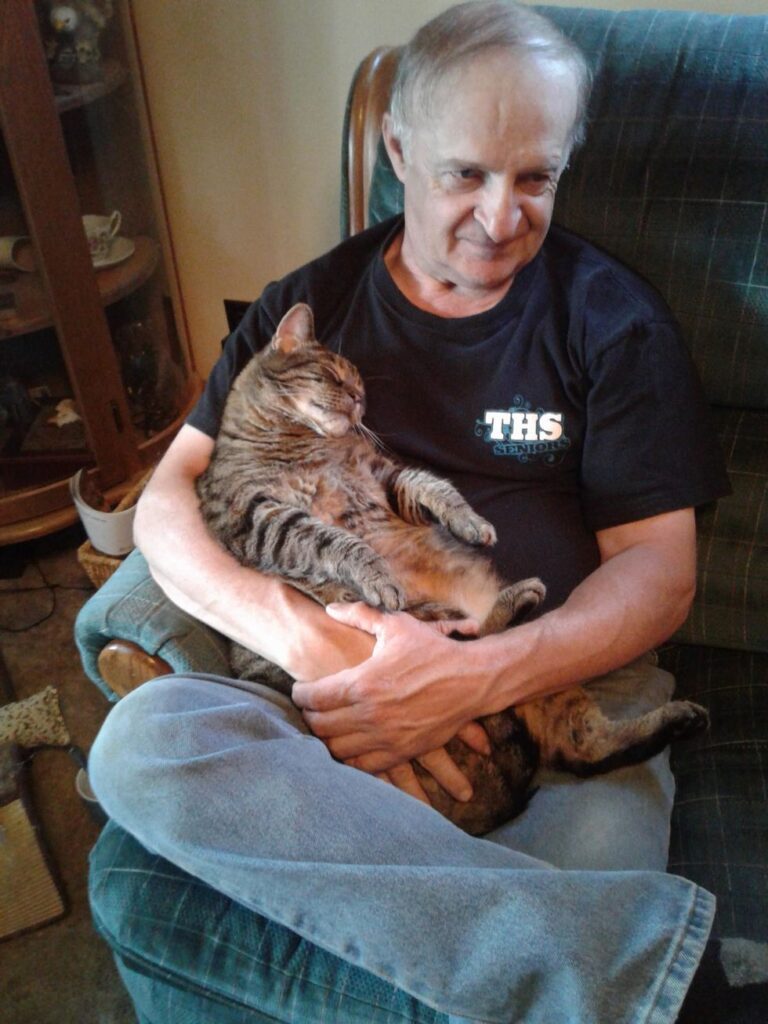 お父さんに抱っこされる猫
