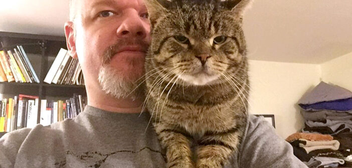 野良猫達の世話をしていた男性に、我が物顔で近づいてきたボス猫。当然のように肩を支配して、家の中の王様になる！