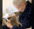アルツハイマーの飼い主さんに寄り添う猫