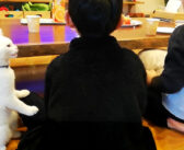 初対面のお兄ちゃんの友達にベタ惚れしちゃった猫さん。満足するまで離れようとしない様子が可愛すぎる♡