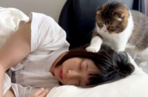 飼い主さんを踏みつけて起こす猫
