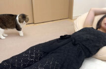 ママをどうしても起こしたい猫