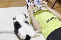 お兄ちゃんと一緒に漫画を読む猫