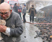 火事で住む家を失った83歳の男性。焼け落ちた家の前で、救助された大切な愛猫を強く抱きしめ続ける