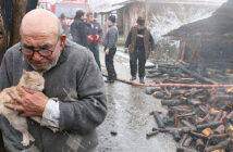 猫を抱きしめるおじいちゃん