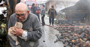 火事で住む家を失った83歳の男性。焼け落ちた家の前で、救助された大切な愛猫を強く抱きしめ続ける