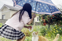 猫に傘をさす女の子