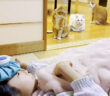 発熱で寝込んだ女の子を心配する猫達